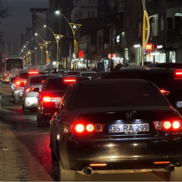 Yüksekova'da trafik çileye döndü