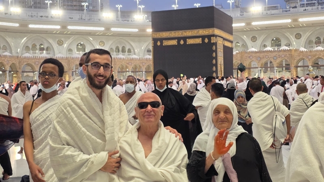 Görme engelli Ramazan amca ve Nuriye teyze umreye kavuştu
Bir hayırsever ve bir imam iki hayali gerçekleştirdi
"Gidemezsin" dediler, Kâbe'de buluştular: İki gönlün umre hayali gerçek oldu