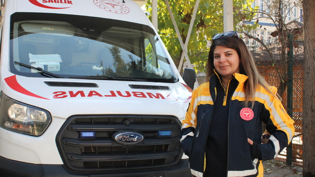 1 çocuk annesi acil tıp teknisyeni Sibel, ambulans da kullanıyor
