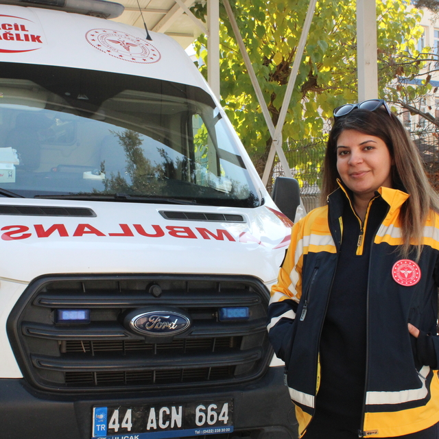 1 çocuk annesi acil tıp teknisyeni Sibel, ambulans da kullanıyor