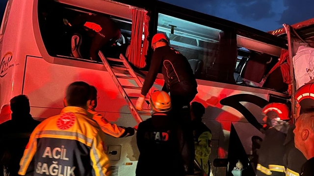 Yolcu otobüsü, otoyolda TIR'a çarptı; 6 ölü, 11 yaralı