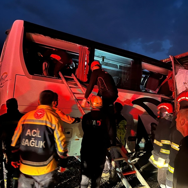 Yolcu otobüsü, otoyolda TIR'a çarptı; 6 ölü, 11 yaralı