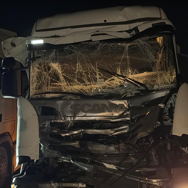 İki tır ve otomobilin çarpıştığı kazada bir kişi yaralandı