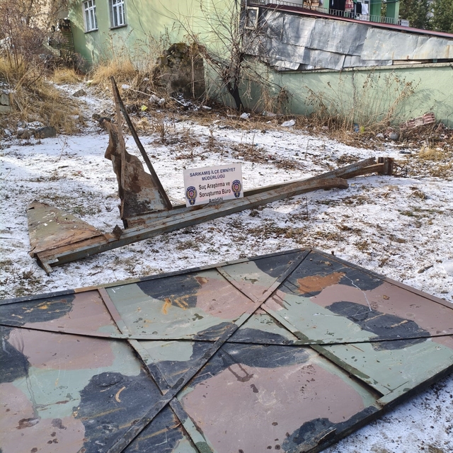 Sarıkamış'ta askeriyeden hurda malzeme çalan 2 kişi tutuklandı