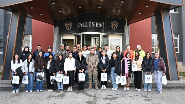 Ağrı'da öğrencilere üniversite gezisi ve emniyet söyleşisi düzenlendi