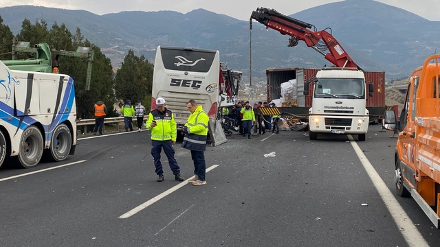 Osmaniye'de yolcu otobüsü tıra çarptı: 6 ölü, 11 yaralı
