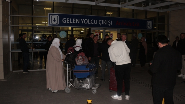 Suudi Arabistan'dan Şırnak'a ilk uçak seferi gerçekleşti
Kutsal topraklardan dönen 220 Umre yolcusuna Şırnak'ta coşkulu karşılama