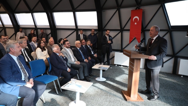 TUSAŞ Motor Sanayi; firmalarla bir araya geldi
AK Parti Kayseri Milletvekili Hulusi Akar:
"Allah'a çok şükür 300 bin parçalı gemiyi tasarlıyoruz, her bir parçasını imal ediyoruz, bunu inşa ediyor ve ihraç ediyoruz"