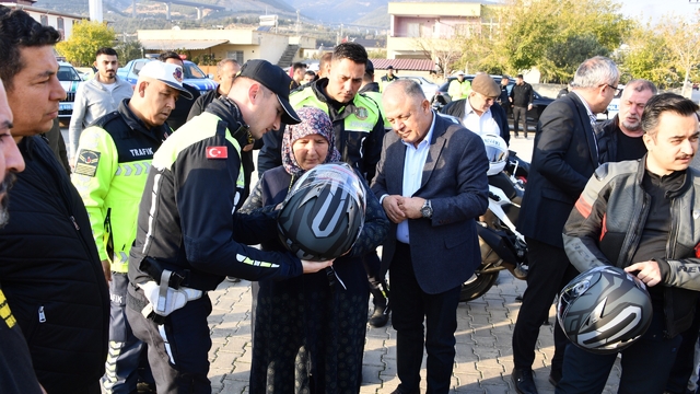 Jandarmadan 100 motosiklet sürücüsüne güvenli sürüş eğitimi ve hediye kask
