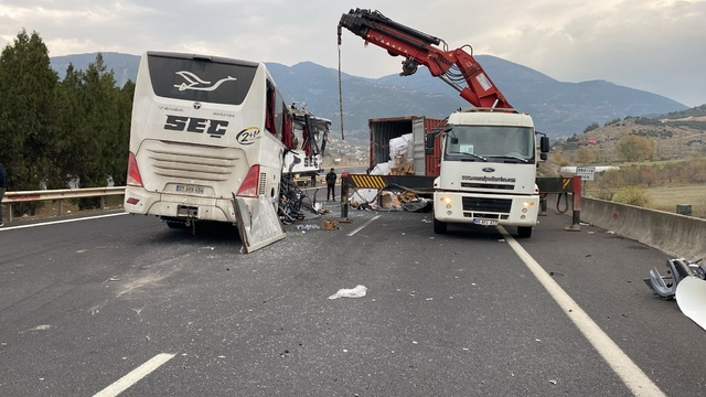Yolcu otobüsü, otoyolda TIR'a çarptı; 7 ölü, 11 yaralı- Yeniden