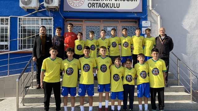 Bu okul futbol branşında üst üste 10 yıldır şampiyon
Eskişehir'de sürekli birinci olan takım, gözünü Türkiye şampiyonluğuna dikti
Melahat Ünügür Ortaokulu, spor branşlarındaki başarılarıyla öne çıkıyor
Öğrenci Ata Burak: "Takımca çok çalışıyoruz, herkes elinden geleni yapıyor"
Okul Müdürü Erhan Güneş: "Bu başarıların devamı gelecek"