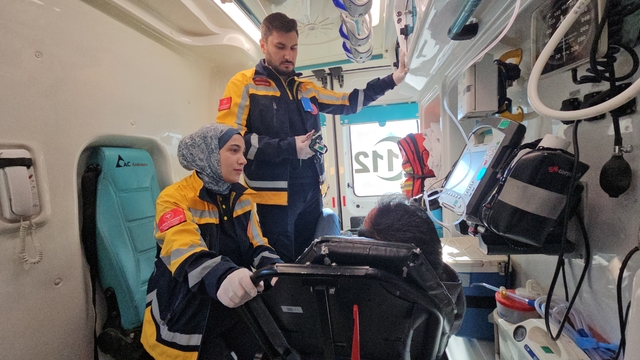 Erzincan'da sağlık çalışanı çift ambulansla zorlu vakalara birlikte koşuyor
