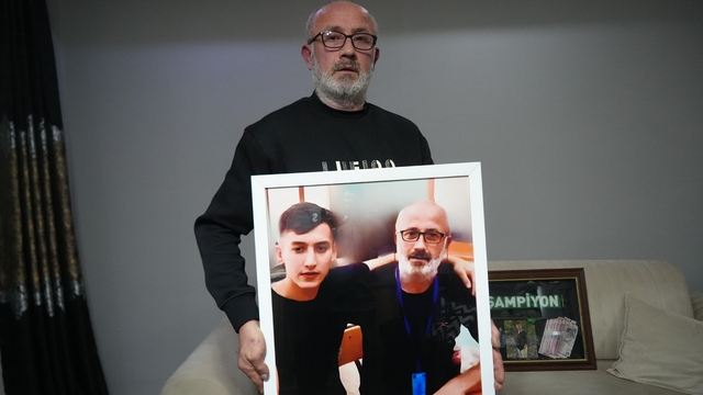 Oğlu öldürülen acılı baba: "Babalığımı aldılar benden"
"Oğluma bir fiske bile vurmadım ama onu 14 bıçak darbesiyle benden aldılar"
"Artık bana 'baba' diyecek kimse yok"