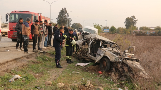 Hatay'da minibüsle çarpışan otomobildeki 2 kişi yaralandı