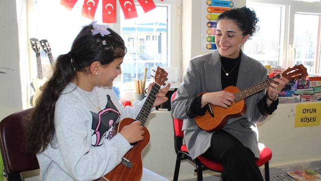 Tek öğretmen, dört öğrenci: Köy okuluna yürek ısıtan dokunuş
Bir öğretmenin sevgisiyle değişen dört hayat: "Köy okulunda yürek ısıtan eğitim hikayesi"
Köy okulunda bir kadın öğretmenin şefkati: "4 çocuğun hayatını ısıtan büyük emek"