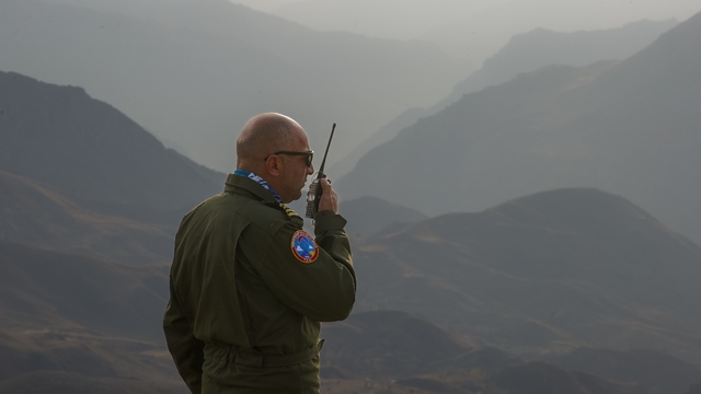 Hakkarili öğretmen pilot, paraşüt tutkunlarına gökyüzünün kapılarını aralıyor