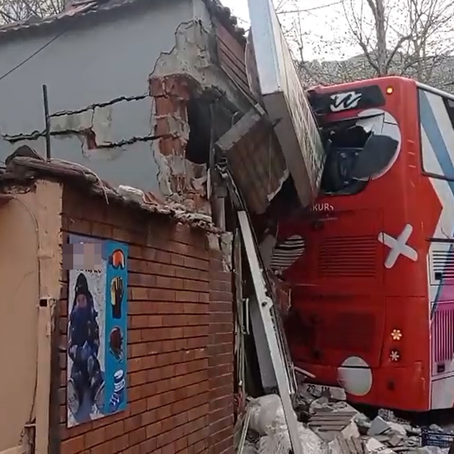 Çift katlı otobüs, otomobil ile manav dükkanına çarptı