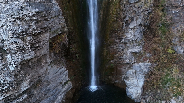 Mutki'nin saklı cenneti Gümüşkanat Şelalesi hayranlık uyandırıyor
Türkiye'nin en yüksek şelalelerinden biri olan Gümüşkanat Şelalesi havadan görüntülendi
