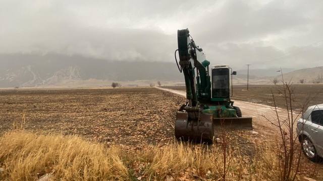 DSİ'ye ait kepçenin çalınıp define arandığı iddiası
Durum kepçedeki takip cihazı sayesinde ortaya çıktı
Olayı gerçekleştiren şüpheli ya da şüphelilerin bulunması için çalışma başlatıldı