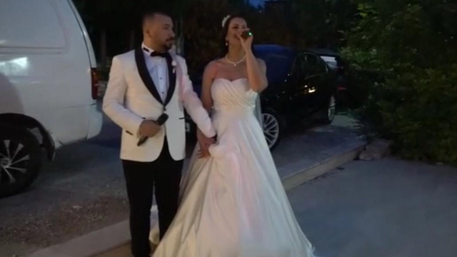 Düğünlerinde söyledikleri şarkı başlarına bela oldu
Ankaralı Coşkun'dan İzmirli çifte 300 bin liralık dava şoku