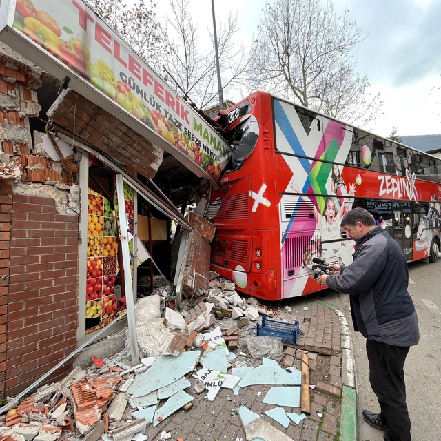 İmdat freni boşalan öğrenci otobüsü manava daldı...
Şans eseri olayda yaral...