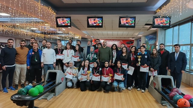 Tatvan'da öğrenciler için bowling turnuvası yapıldı