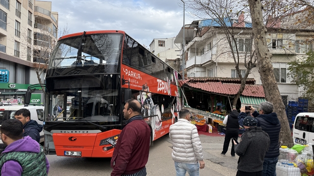 Bursa'da tur otobüsünün çarptığı otomobil ve manavda hasar oluştu