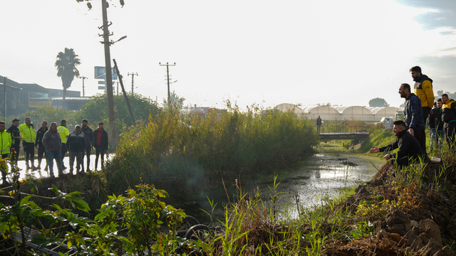 Kanala uçan cipte ölen eşinin cenazesinin çıkarılmasını gözyaşlarıyla izledi
