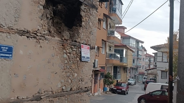 Denizli'de metruk kerpiç binanın duvarı çöktü