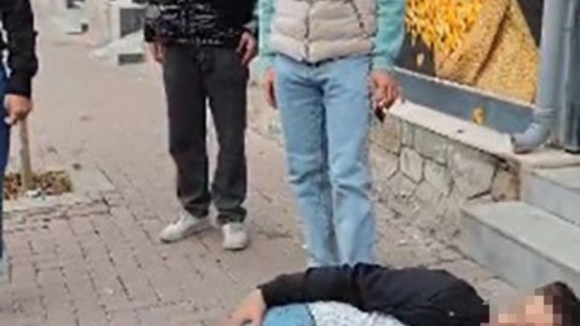 Şanlıurfa'da markete silahlı saldırı: 1 yaralı
Yaralanan market çalışanı acı içinde yardım bekledi