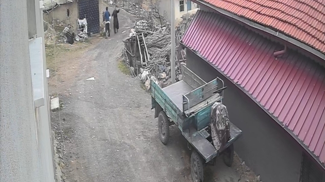 Yerde yatan karısının kafasına tekme attı
Vicdansız kocanın karısını darp ettiği anlar kamerada