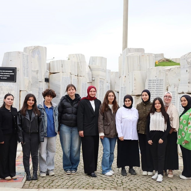 Deprem Anıtı'nda gençlerden anlamlı çalışma