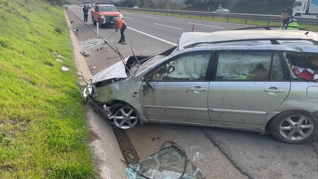 Lastiği patlayan otomobil bariyere çarpıp takla attı
Trafik kazasında 2 kişi yaralandı