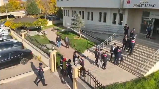 Katalogla yabancı gelin tuzağı
Evlenme vaadiyle her bir şahıstan 5-10 bin dolar alan dolandırıcılara operasyon: 5 şüpheli yakalandı