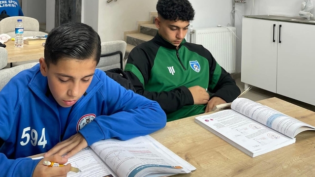 Cizre'de genç sporcular saha ve kitap arasında köprü kuruyorlar