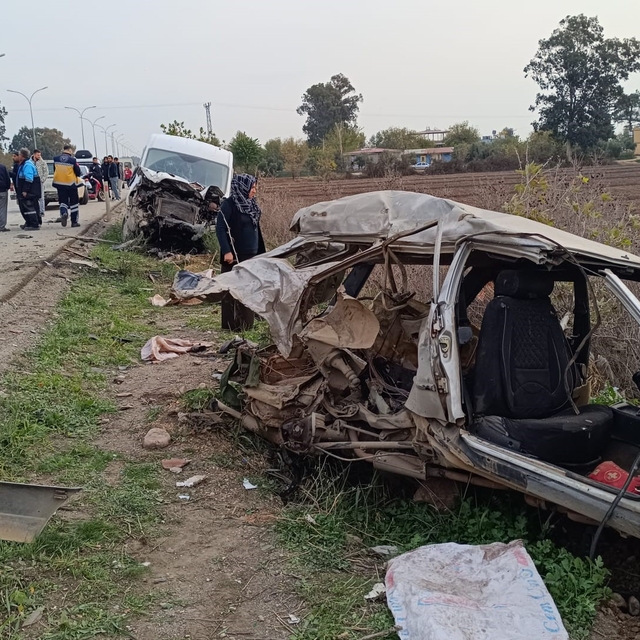 Minibüsle çarpışarak hurdaya dönen TOFAŞ'taki 2 kişi yaralandı