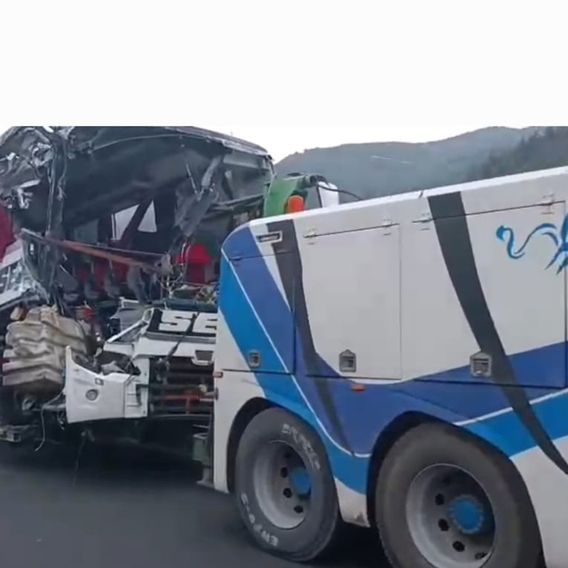 Yolcu otobüsü, otoyolda TIR'a çarptı; 7 ölü, 11 yaralı (2)