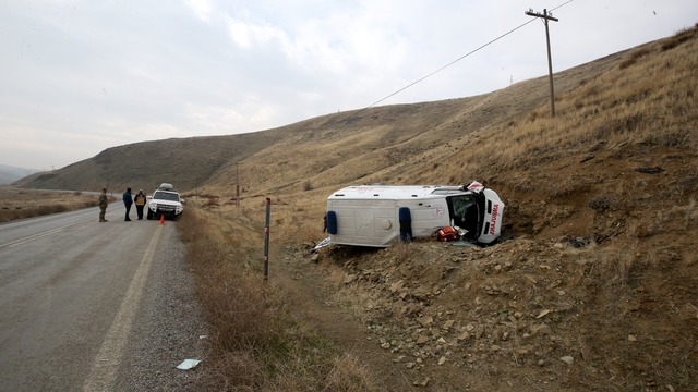 Muş'ta devrilen ambulanstaki 3 sağlık personeli yaralandı