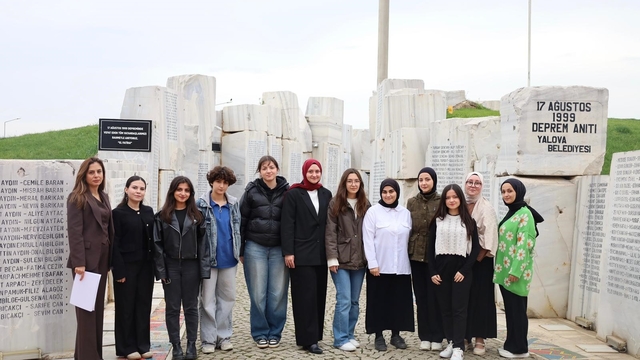 Deprem Anıtı'nda gençlerden anlamlı çalışma