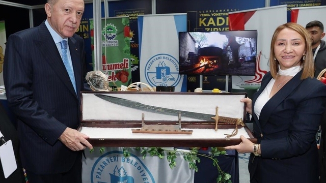 Cumhurbaşkanı Erdoğan'a kılıç hediye etti