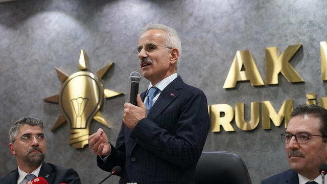 Ulaştırma ve Altyapı Bakanı Abdulkadir Uraloğlu; "Erzurum'un ben de ayrı bir yeri vardır"
"70 bin nüfuslu bir şehre kadar su var tünelde"
"Hızlı tren projesinden vazgeçmiş değiliz"