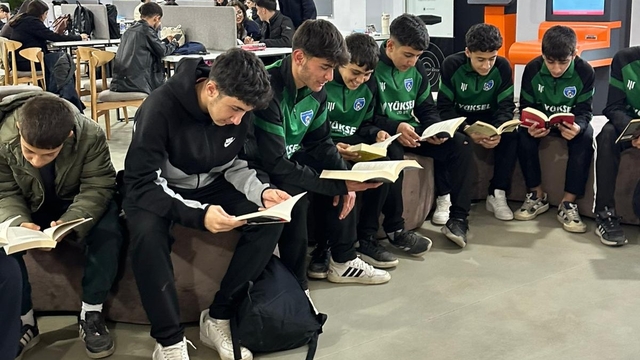 Cizre Dicle Sporlu futbolcular, boş zamanlarını kütüphanede değerlendiriyor