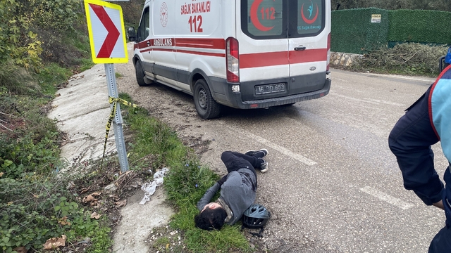 Bisikletli sürücü faciadan böyle döndü...Yaralı kurtuldu
Bursa'da virajda karşı şeride geçip otomobile çarpmak istemeyen bisikletli genç su giderine savrulup yaralandı