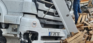 Adilcevaz'da tavuk eti yüklü tır kaza yaptı: Sürücü yaralandı, tavuklar çev...