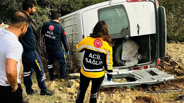 Gaziantep'te minibüs şarampole devrildi:1 ölü,3 yaralı