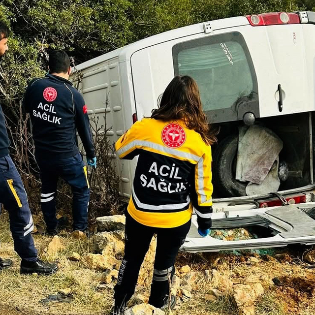 Gaziantep'te minibüs şarampole devrildi:1 ölü,3 yaralı