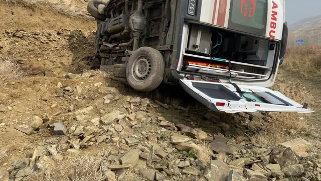 Muş'ta ambulans devrildi: 3 yaralı