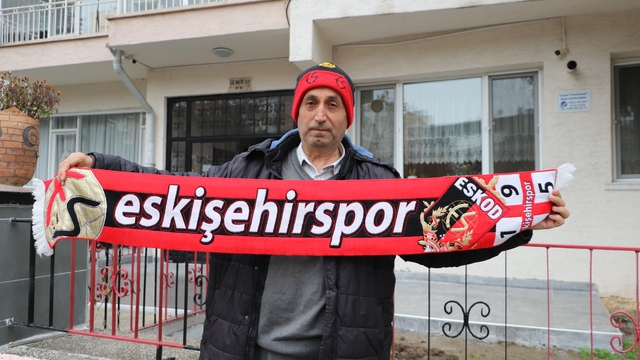 Eskişehir'de apartman sakinleri, Eskişehirspor sevgisini binaya taşıdı
Bina dışındaki demirleri, kırmızı-siyaha boyadılar