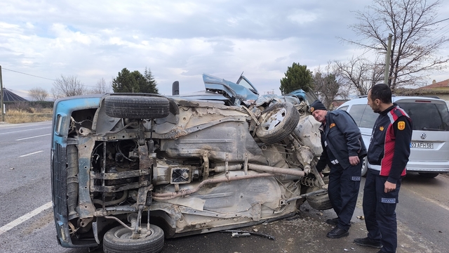 Biri Fiat Tofaş iki otomobilin çarpıştığı kazada 4 kişi yaralandı
