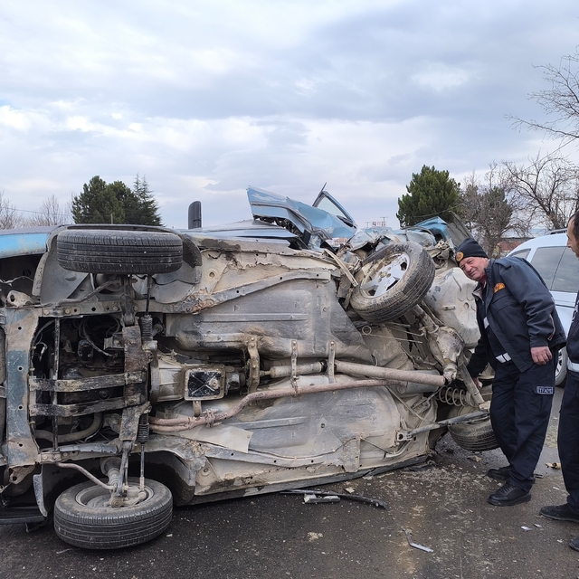 Biri Fiat Tofaş iki otomobilin çarpıştığı kazada 4 kişi yaralandı